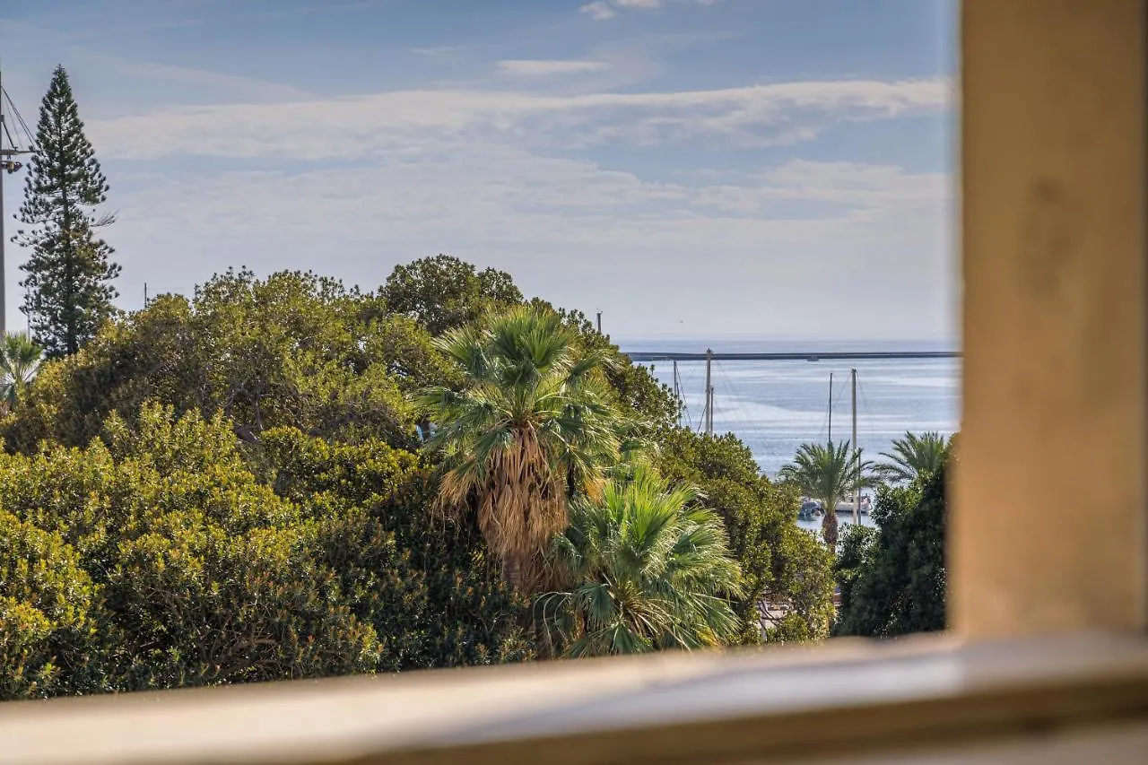 Onlyrooms IV - Sea View & Free Parking Cagliari 0*,  Italia